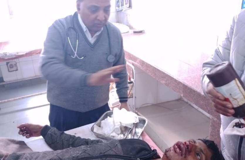 पेड़ से टकराई कार, तीन घायल पेड़ से टकराई कार, तीन घायल