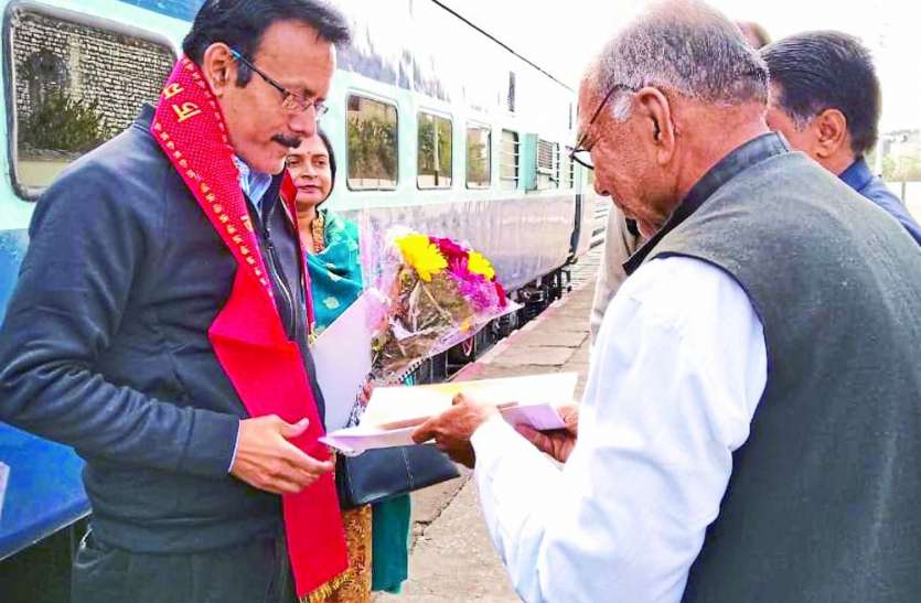 DRM expressed displeasure over the poor work of railway electrification रेल विद्युतीकरण के घटिया कार्य को देखकर DRM ने जताई नाराजगी, व्यवस्थाएं जांच कर दिए आवश्यक निर्देश