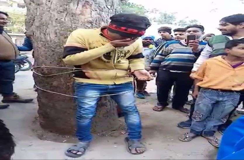लोगों ने स्पीकर चोरों को पेड़ से बांधकर पीटा लोगों ने स्पीकर चोरों को पेड़ से बांधकर पीटा