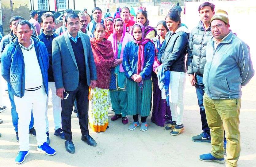 मन्नतों के बाद मिली बेटी, चिकित्सा कर्मियों की लापरवाही ने छीन ली खुशी की सांसें मन्नतों के बाद मिली बेटी, चिकित्सा कर्मियों की लापरवाही ने छीन ली खुशी की सांसें
