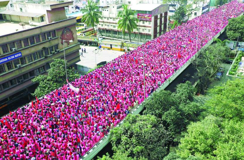 Asha WOrkers Strike एक साथ पिंक कलर के कपड़े पहन कर बेंगलूरु की सड़कों पर क्यों उतरीं हजारों महिलाएं?