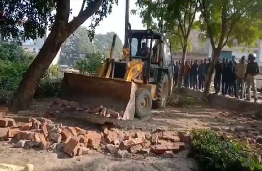 illegal encroachment removed सरकारी जमीन से हटाया गया अवैध अतिक्रमण, अब उठ रहे यह सवाल