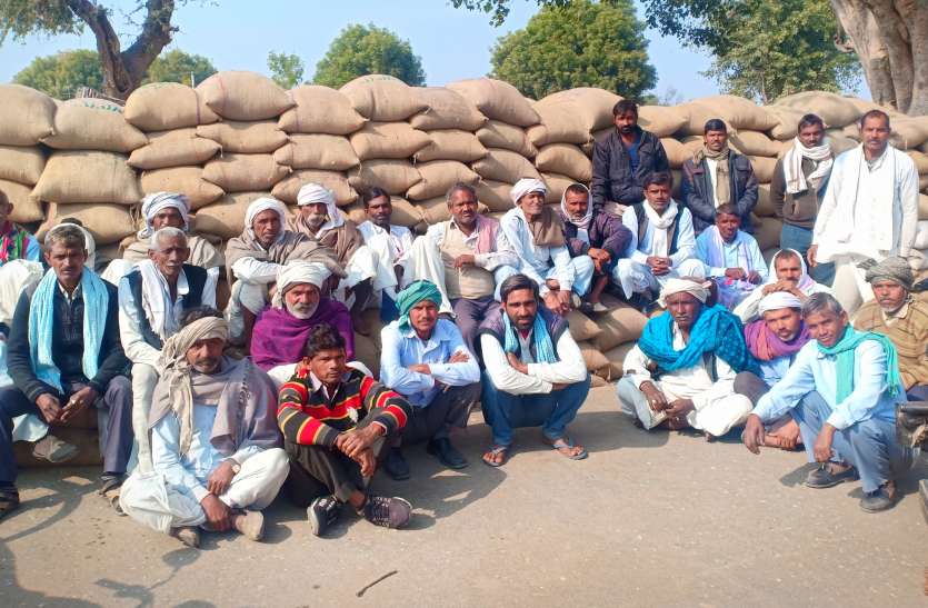 पल्लेदारों ने की मण्डी में हड़ताल पल्लेदारों ने की मण्डी में हड़ताल