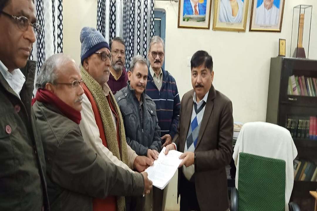 वाराणसी क्षेत्र के अपर श्रम आयुक्त को ज्ञापन सौंपते बीएमएस नेता