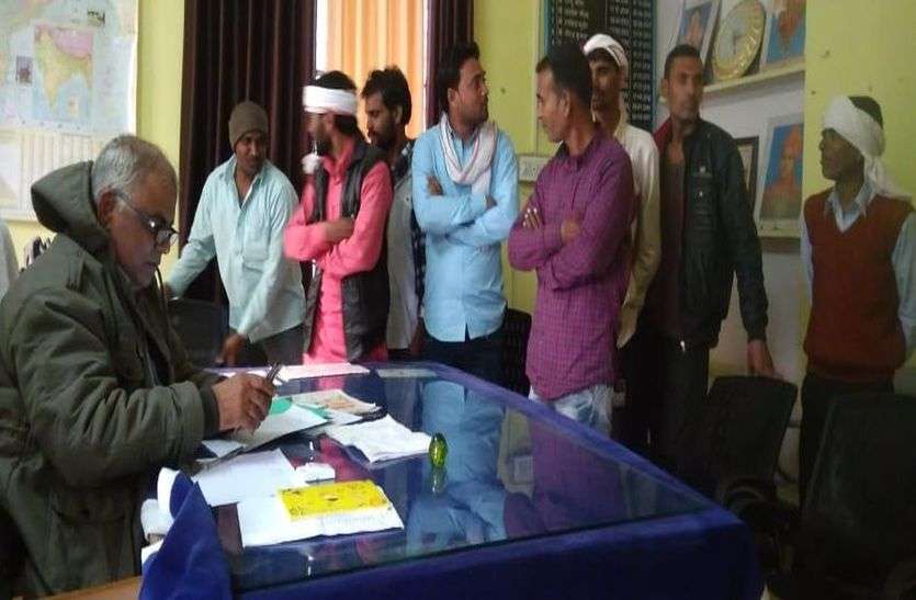 बिल बाउचर फीड नहीं होने से ग्रामीण परेशान बिल बाउचर फीड नहीं होने से ग्रामीण परेशान