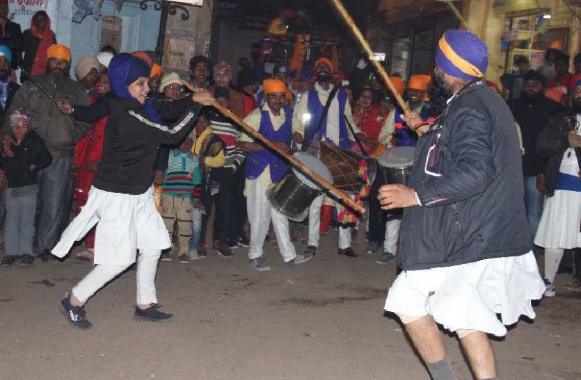 गुरुगोविंद सिंह के 353वें प्रकाश उत्सव पर निकाला नगर कीर्तन गुरुगोविंद सिंह के 353वें प्रकाश उत्सव पर निकाला नगर कीर्तन