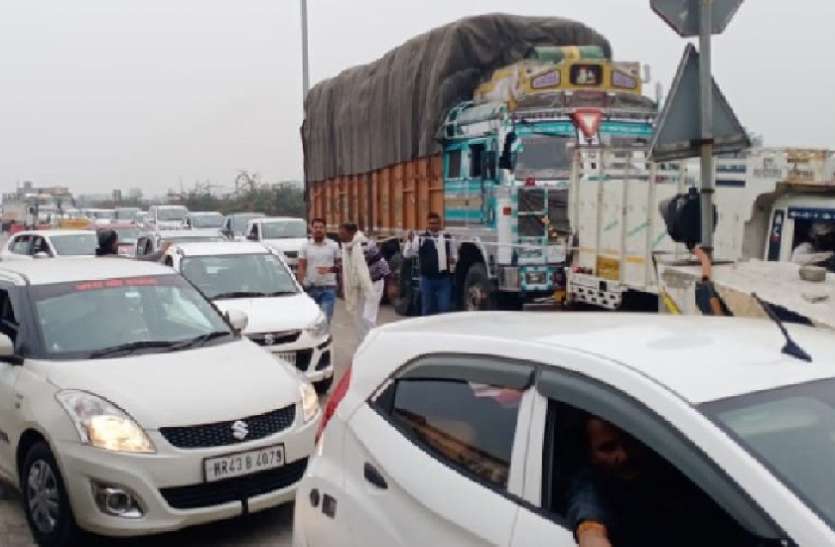 किशोरपुरा टोल प्लाजा पर फास्टैग लेन में आए अन्य वाहन, लगी वाहनों की कतारें किशोरपुरा टोल प्लाजा पर फास्टैग लेन में आए अन्य वाहन, लगी वाहनों की कतारें