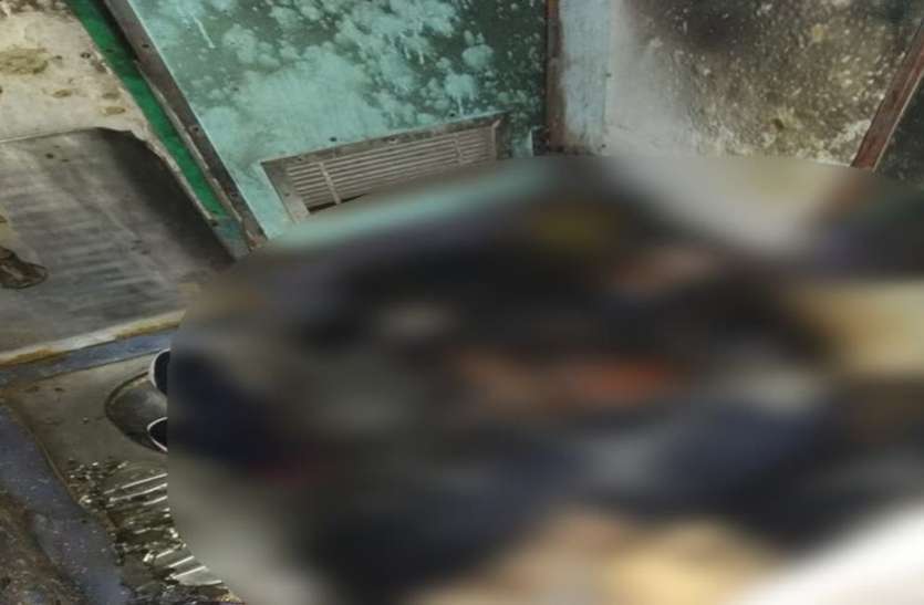 चलती ट्रेन में यात्री ने खुद को जिन्दा जला लिया, शौचालय तोड़कर निकाली गयी लाश चलती ट्रेन में यात्री ने खुद को जिन्दा जला लिया, शौचालय तोड़कर निकाली गयी लाश