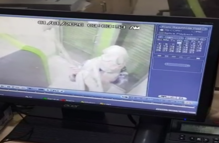 cctv.png कुल्हाड़ी से एटीएम तोड़ने का प्रयास कर रहे बदमाश को पुलिस ने किया गिरफ्तार