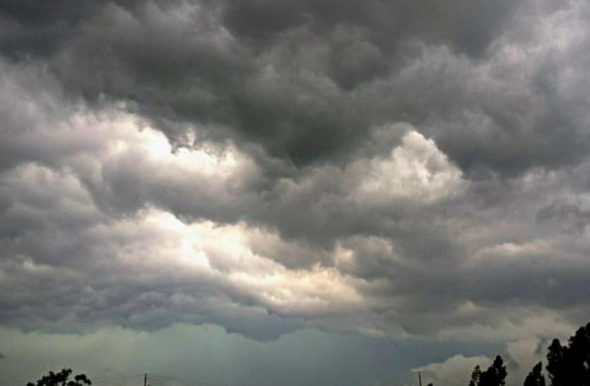 Clouds बादलों ने डाला डेरा, फिर हो सकती है तेज बारिश, कल बंद रहेंगे स्कूल, डीएम ने आदेश किए जारी