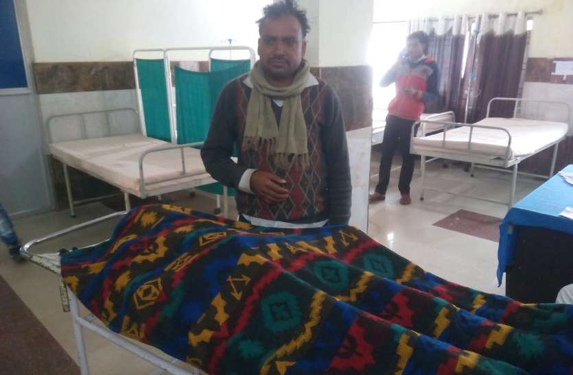 फोन करने पर नही मिली संजीवनी तो बस से 17 वर्षीय बेटी को लेकर अस्पताल पहुंचे माता-पिता, ओपीडी कक्ष के सामने ही तोड़ दिया दम फोन करने पर नही मिली संजीवनी तो बस से 17 वर्षीय बेटी को लेकर अस्पताल पहुंचे माता-पिता, ओपीडी कक्ष के सामने ही तोड़ दिया दम