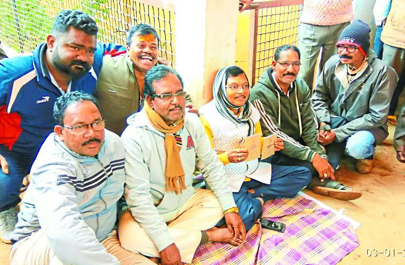 ऋण-पुस्तिका बनाने पूर्व विधायक को तहसील कार्यालय में बैठना पड़ा धरने पर, चुनाव काम छोड़ तहसीलदार ने एक घंटे में बनाकर दिया ऋण-पुस्तिका बनाने पूर्व विधायक को तहसील कार्यालय में बैठना पड़ा धरने पर, चुनाव काम छोड़ तहसीलदार ने एक घंटे में बनाकर दिया