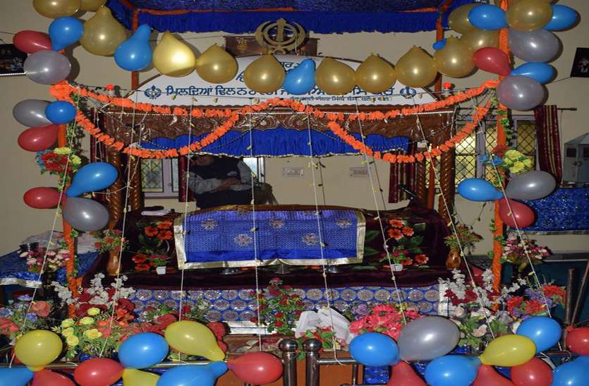 मत्था टेक मांगी मनौती, लंगर लगा बांटी प्रसादी मत्था टेक मांगी मनौती, लंगर लगा बांटी प्रसादी