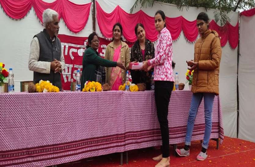 ईस्कूल परीक्षा में सर्वाधिक अंक प्राप्त छात्रा प्रिया उजले व श्रद्धा शर्मा को सम्मानित किया गया आनंद, ऊर्जा तथा सहजता के लिए वार्षिकोत्सव जरूरी