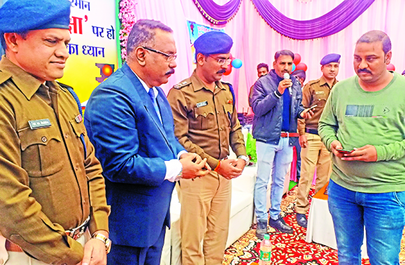 Helmet delivery यातायात की जागरूकता की सीख के साथ हेलमेट का वितरण