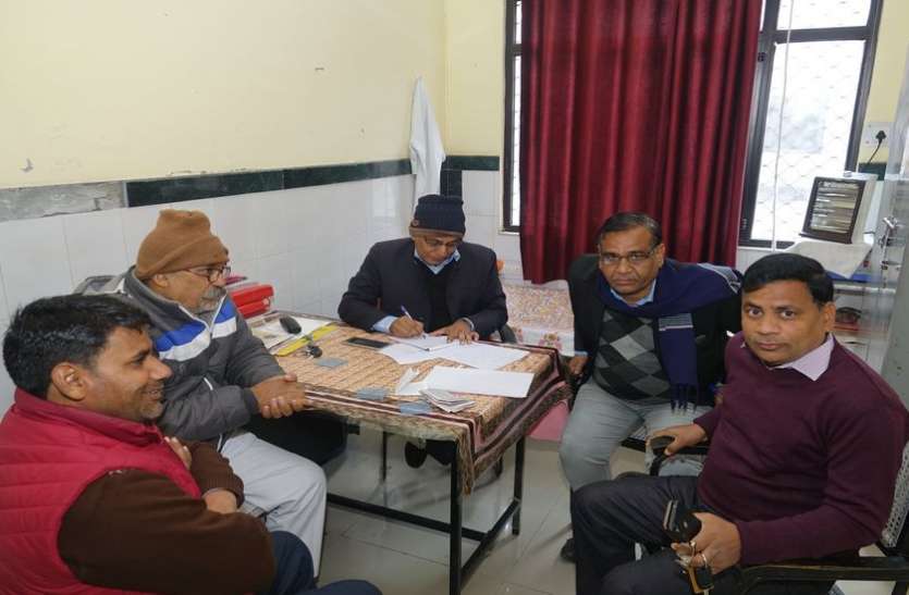 सीएमएचओ ने किया जिला अस्पताल का निरीक्षण, 6 में से 5 चिकित्सक मिले अनुपस्थित सीएमएचओ ने किया जिला अस्पताल का निरीक्षण, 6 में से 5 चिकित्सक मिले अनुपस्थित