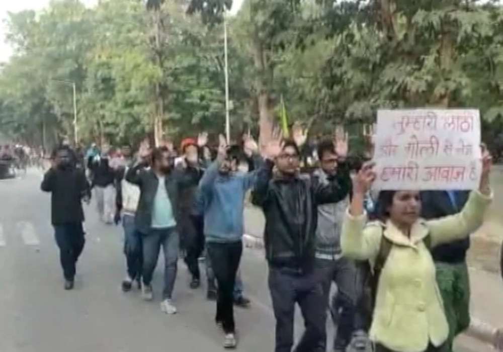 फैज मामले में बैकफुट पर आईआईटी कानपुर, जावेद अख्तर ने बताया विवाद को बेतुका