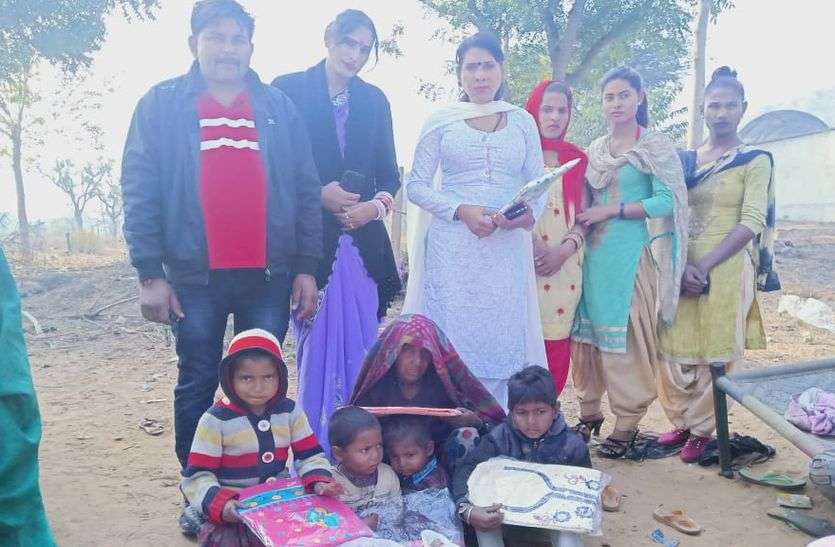 Kinnar Community Taking Care Of Five Children In Alwar पति की मौत के बाद अपने 5 बच्चों को छोड़कर प्रेमी के साथ भाग गई महिला, अब किन्नर समाज कर रहा मासूमों की देखभाल