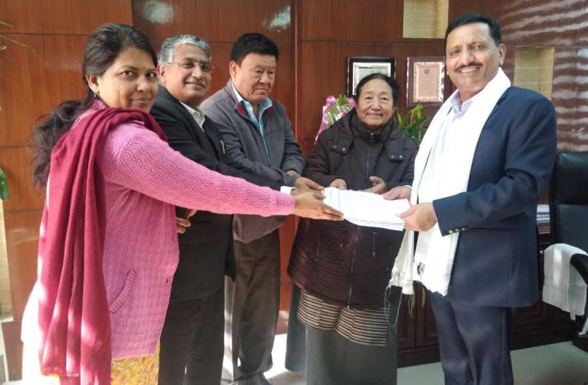 Housing Board : तिब्बती शरणार्थियों को जयपुर में मिली दुकान, 2.42 करोड़ का सौंपा Bank Draft Housing Board : तिब्बती शरणार्थियों को जयपुर में मिली दुकान, 2.42 करोड़ का सौंपा Bank Draft