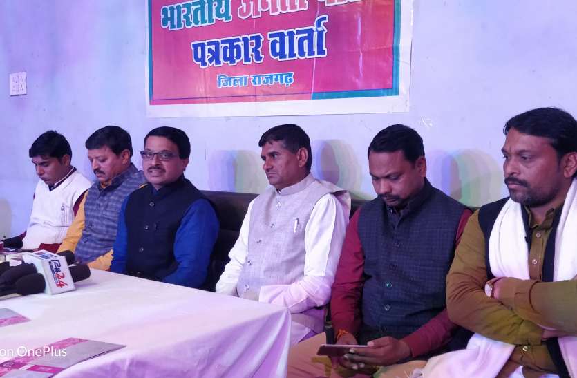 कांग्रेसियों में बुद्धि बची ही नहीं, वामपंथियों ने कब्जा कर लिया कांग्रेसियों में बुद्धि बची ही नहीं, वामपंथियों ने कब्जा कर लिया
