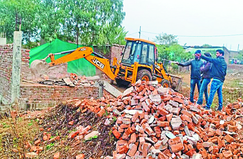 jcb Action: कुशमौदा में 20 मकान तोड़े तीन बीघा जमीन मुक्त कराई