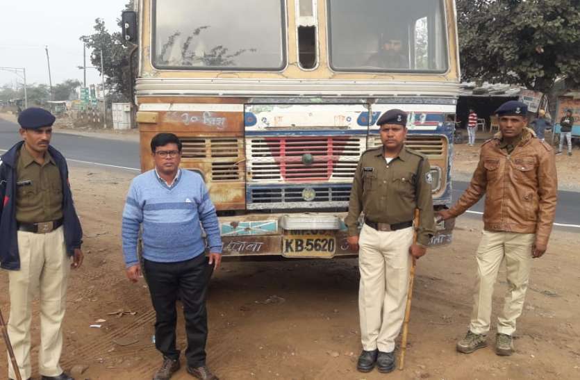 बिना परमिट चल रहे वाहनों पर कार्रवाई बिना परमिट चल रहे वाहनों पर कार्रवाई