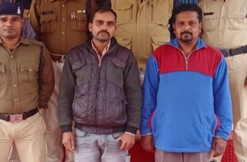 मामा के घर छिपे थे हत्या के फरार दो आरोपी, पुलिस ने किया गिरफ्तार मामा के घर छिपे थे हत्या के फरार दो आरोपी, पुलिस ने किया गिरफ्तार