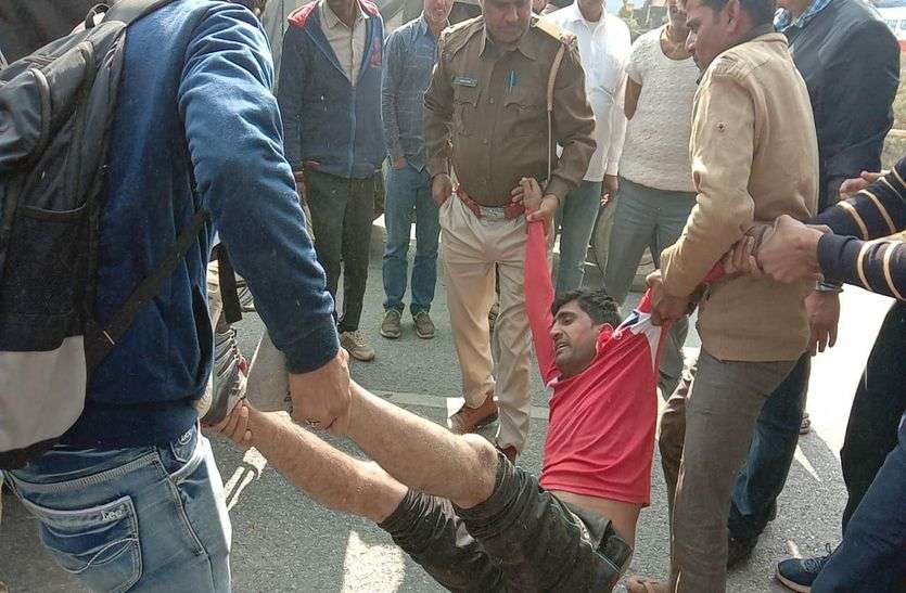 कार को टक्कर मार पुलिस से हाथापाई करने वाले चालक को भीड़ ने उठा-उठा कर पटका पुलिस से हाथापाई करने वाले चालक को भीड़ ने उठा-उठा कर पटका