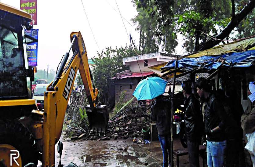 Bulldozers removed to remove encroachment, more than two dozen shops removed अतिक्रमण हटाने चलाया बुलडोजर, हटाए गए दो दर्जन से ज्यादा दुकानें