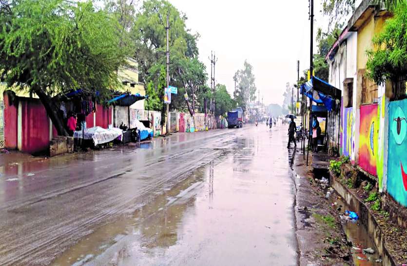 The rain continued to stop throughout the day, chill increased the problems of the people दिनभर रूक-रूककर होती रही बारिश, ठिठुरन ने बढ़ाई लोगों की परेशानी