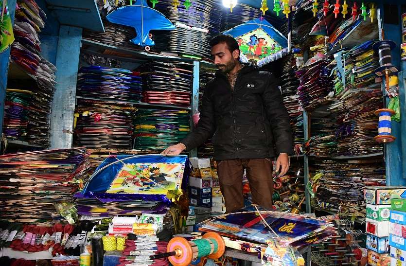 संक्रांति के दिन उड़ाएंगे पतंग तो रहेंगे स्वस्थ, क्योंकि इस दिन पडऩे वाली सूर्य कि किरणें रोगों को दूर करती हैं संक्रांति के दिन उड़ाएंगे पतंग तो रहेंगे स्वस्थ, क्योंकि इस दिन पड़ने वाली सूर्य कि किरणें रोगों को दूर करती हैं