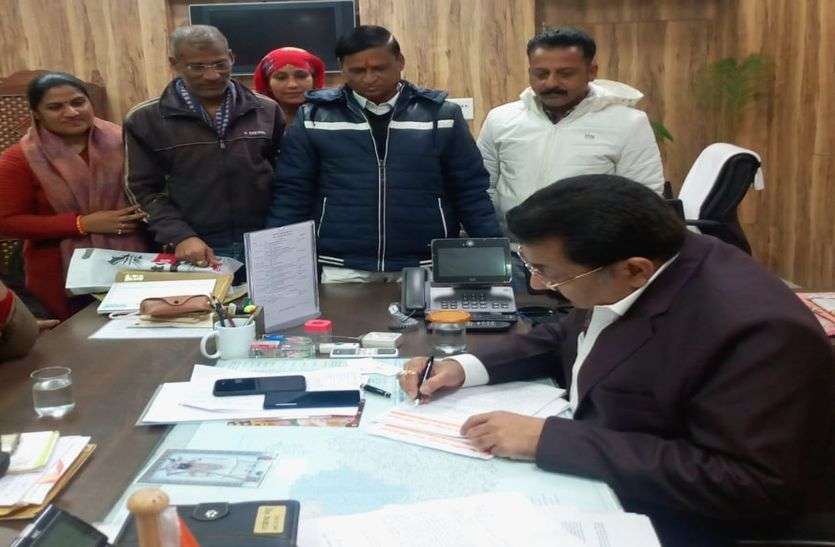 Labor organizations performed in bhilwara श्रमिक संगठनों ने किया प्रदर्शन