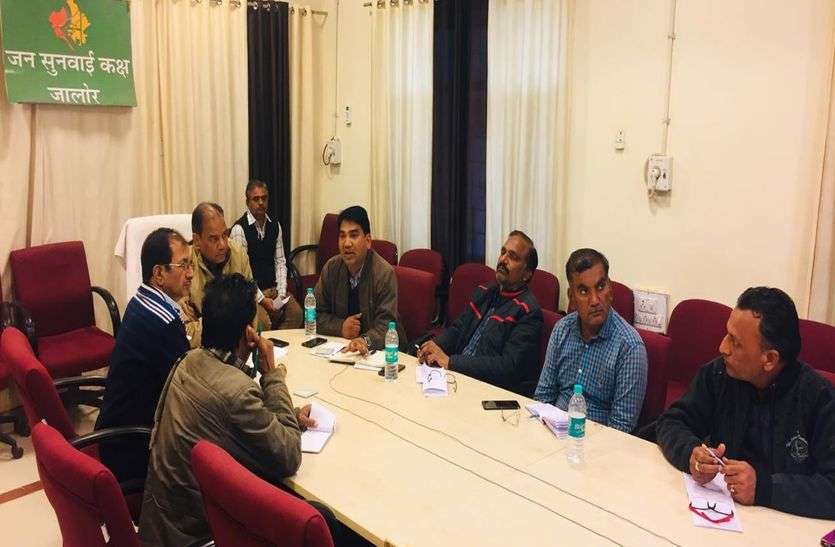 टिड्डी से बचाव के लिए समयबद्ध तरीके से कार्य करें टिड्डी से बचाव के लिए समयबद्ध तरीके से कार्य करें