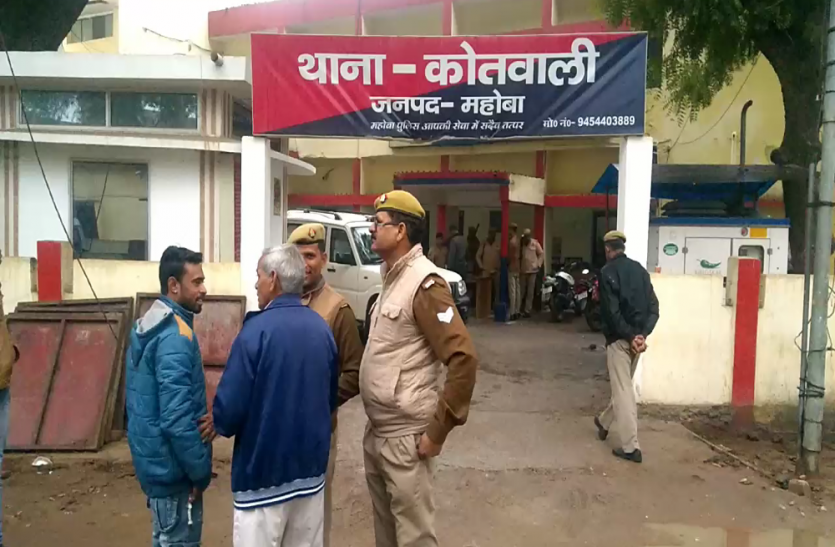 कोतवाली परिसर में दरोगा का शव फांसी के फंदे पर लटका मिला, स्थानांतरण होने से था तनाव कोतवाली परिसर में दरोगा का शव फांसी के फंदे पर लटका मिला, स्थानांतरण होने से था तनाव