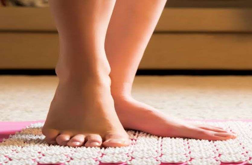 सुबह खाली पेट एक्यूप्रेशर मैट पर खड़े होने कई फायदे सुबह खाली पेट एक्यूप्रेशर मैट पर खड़े होने कई फायदे