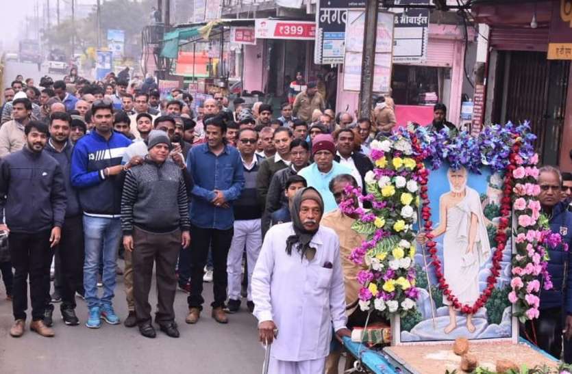 ठंडी बयारों के बीच जुलूस निकाला, लगाए जयकारें ठंडी बयारों के बीच जुलूस निकाला, लगाए जयकारें
