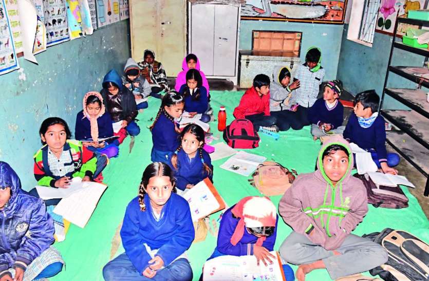 कड़कड़ाती ठंड में कंपकंपाते हुए स्कूल पहुंचे बच्चे कड़कड़ाती ठंड में कंपकंपाते हुए स्कूल पहुंचे बच्चे