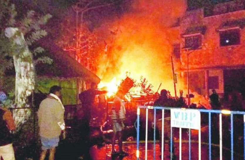 मुर्शिदाबाद में लगी आग से पांच दुकानें खाक मुर्शिदाबाद में लगी आग से पांच दुकानें खाक