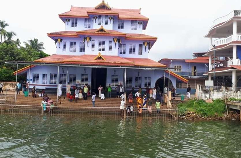 इस मंदिर में प्रसाद के रुप में मिलती है चाय, दर्शन के लिये आते हैं हजारो भक्त इस मंदिर में प्रसाद के रुप में मिलती है चाय, दर्शन के लिये आते हैं हजारो भक्त
