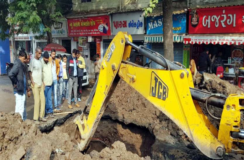 Ahmedabad News : राजकोट के वार्ड संख्या 2 में पानी की पाइप लाइन में रिसाव Ahmedabad News : राजकोट के वार्ड संख्या 2 में पानी की पाइप लाइन में रिसाव