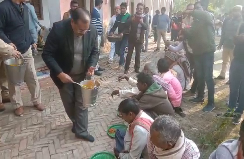 dm jaunpur डीएम और एसपी ने वनवासियों संग टाट पर बैठकर खाया खाना, गरीबों को खुद परोस कर कराया भोजन