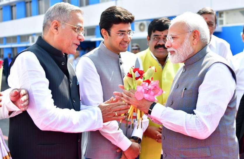 येडियूरप्पा को प्रधानमंत्री मोदी से मिली शाबासी येडियूरप्पा को प्रधानमंत्री मोदी से मिली शाबासी