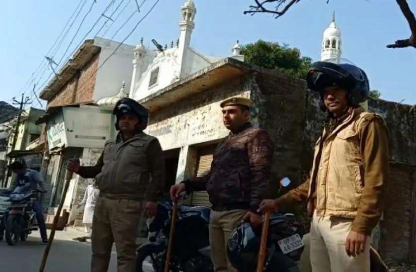 polic.jpg CAA: जुमे की नमाज के दौरान बिजनौर में चप्पे-चप्पे तैनात रही पुलिस