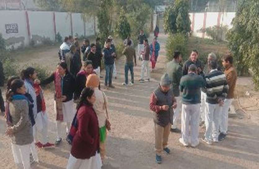 बच्ची की मौत के बाद कार्रवाई से डॉक्टर आक्रोशित, दो घंटे काम नहीं करेंगे बच्ची की मौत के बाद कार्रवाई से डॉक्टर आक्रोशित, दो घंटे काम नहीं करेंगे