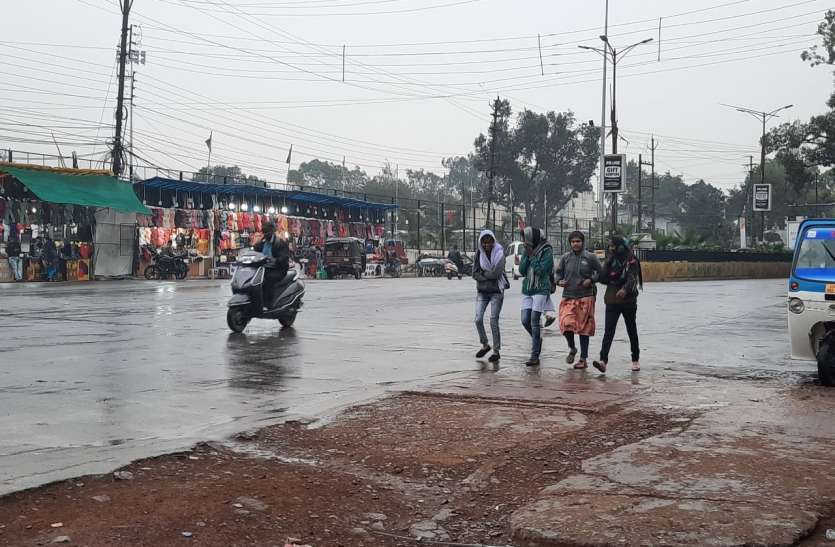 Today's weather forecast news Rain And Cold In Ayodhya सर्दी का सितम : कड़ाके की ठंड में बारिश ने बढ़ाई मुसीबत जानिये कब तक होगी बारिश