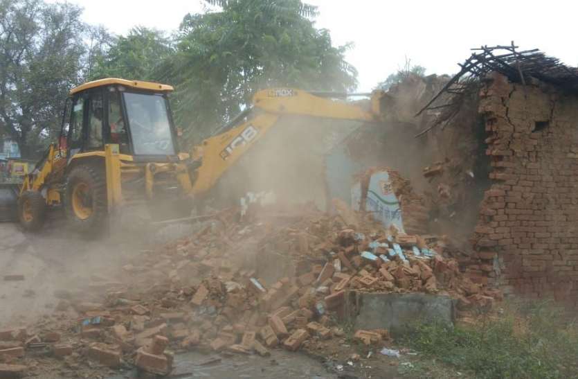 Administration demolishes one and a half acres of government land एंटी माफिया अभियान: प्रशासन ने डेढ़ एकड़ सरकारी भूमि पर ढहाया अतिक्रमण, खाली कराया 10 करोड़ की जमीन