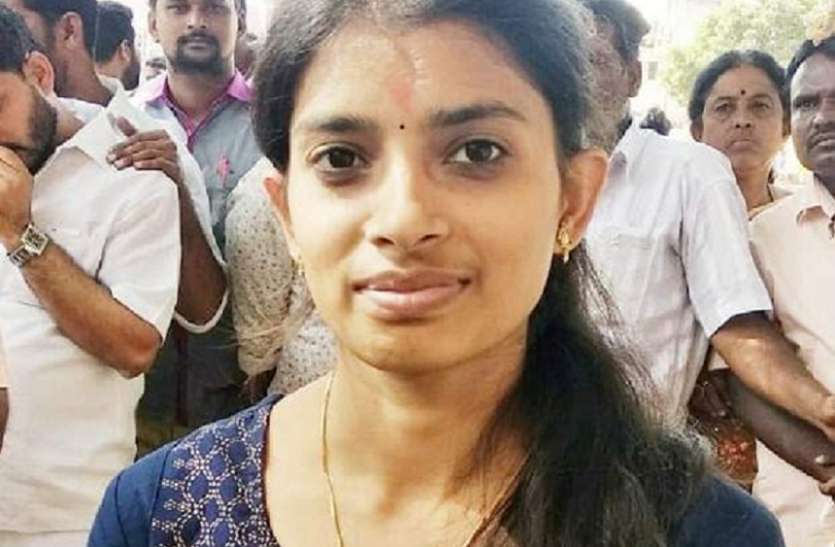 21 साल की छात्रा बनीं सरपंच, 82 और 79 वर्ष की वृद्धाओं का कमाल 21 साल की छात्रा बनीं सरपंच, 82 और 79 वर्ष की वृद्धाओं का कमाल