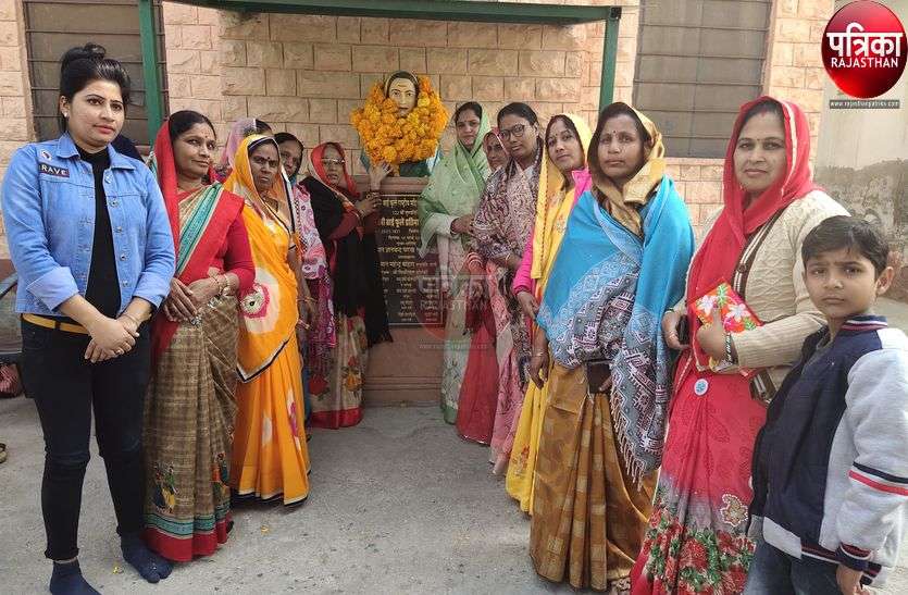 सावित्री बाई फूले के आर्दशों पर चलने का लिया संकल्प सावित्री बाई फूले के आर्दशों पर चलने का लिया संकल्प