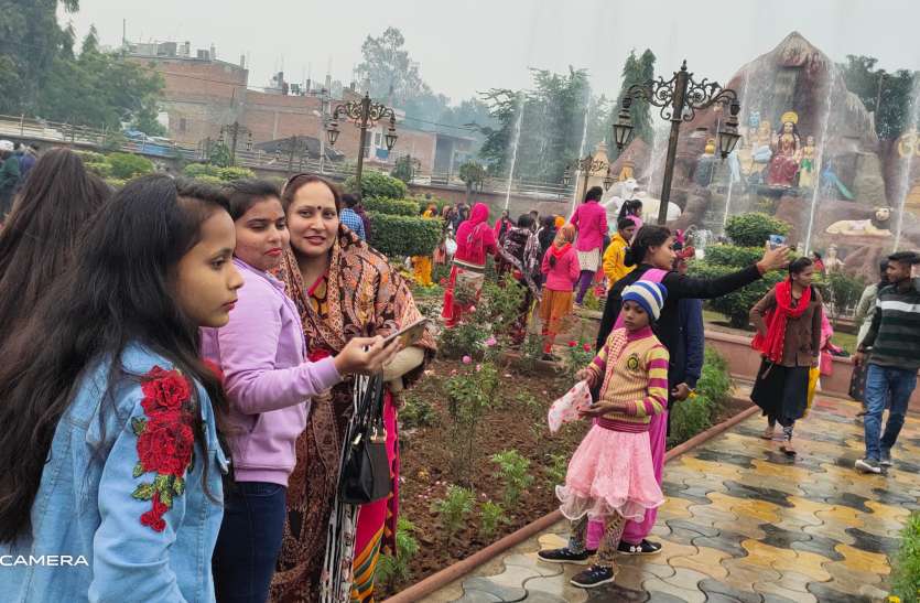 New Year begins with Pooja Archana, a day of congratulations going on पूजा अर्चना के साथ हुई नए वर्ष की शुरूआत, दिन भर चलता रहा बधाइयों का दौर