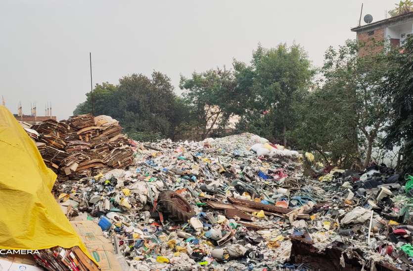 A pile of junk was established in the middle, eclipse on the cleanline बीच बस्ती लगा कबाड़ का ढेर, शहर की स्वच्छता व सुंदरता पर लगा रहा ग्रहण